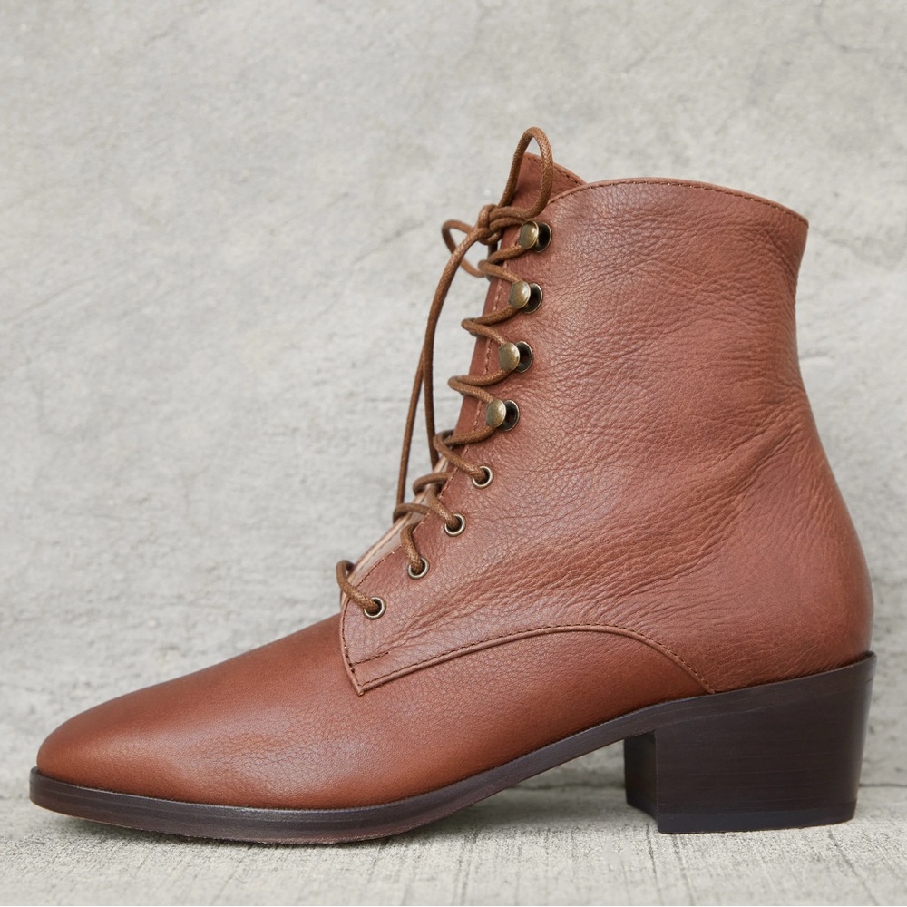 Christy Dawn Boot sz8 in Canyon Leather